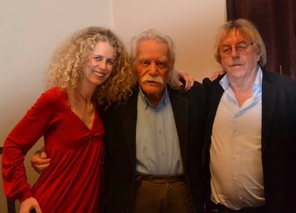 Η Τζένη Αρσένη με τον αείμνηστο Μανώλη Γλέζο και τον Klaus Windolph με τον οποίο έχει ιδρύσει τον φορέα Artivism Drives Democracy 