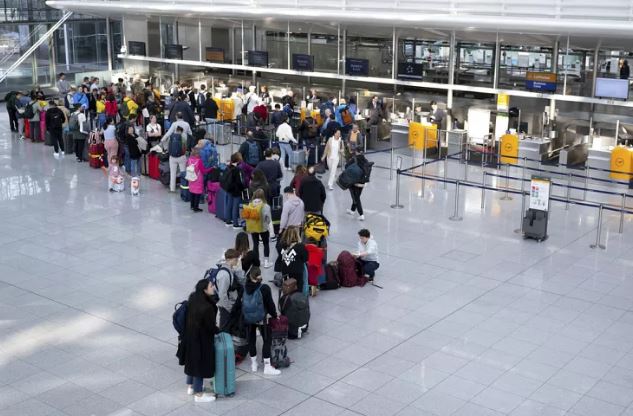 Οι επιβάτες περιμένουν σε ένα γκισέ check-in της Lufthansa στο αεροδρόμιο του Μονάχου