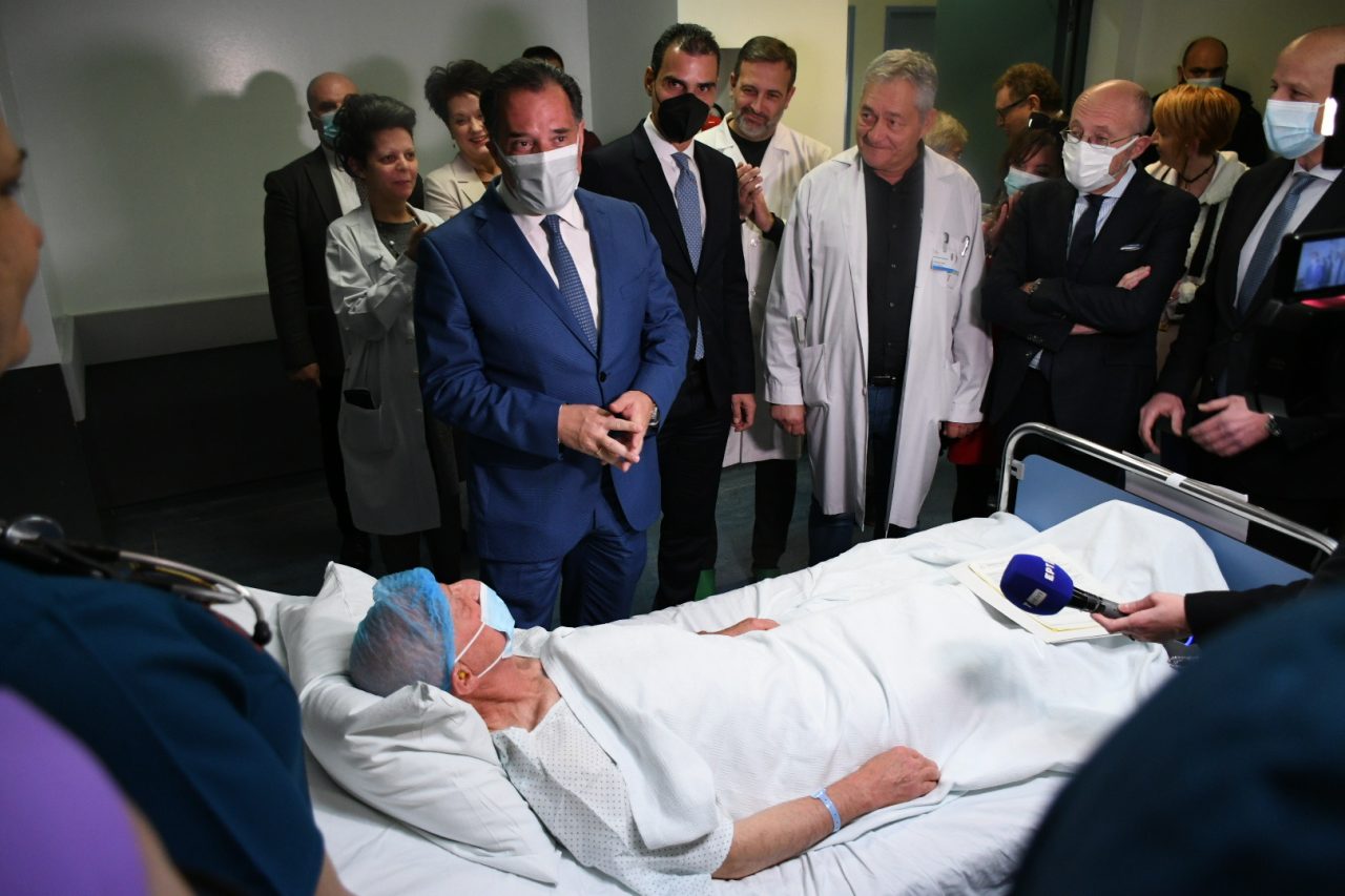 Ο Άδωνις Γεωργιάδης μετά το πρώτο απογευματινό χειρουργείο