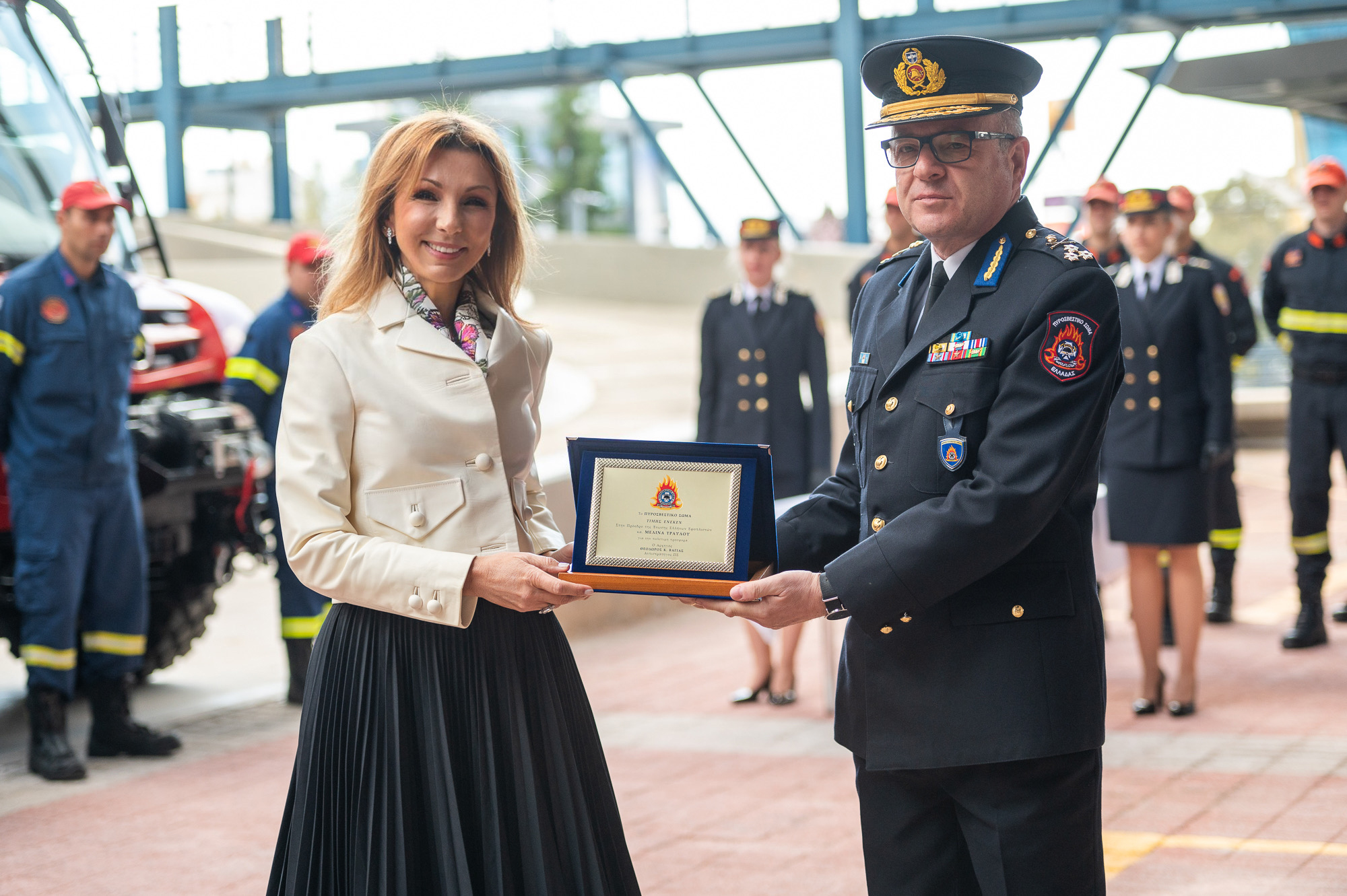 Η πρόεδρος της Ένωσης Ελλήνων Εφοπλιστών Μελίνα Τραυλού παραλαμβάνει τιμητική πλακέτα από τον Αρχηγό του Πυροσβεστικού Σώματος, Θεόδωρο Βάγια
