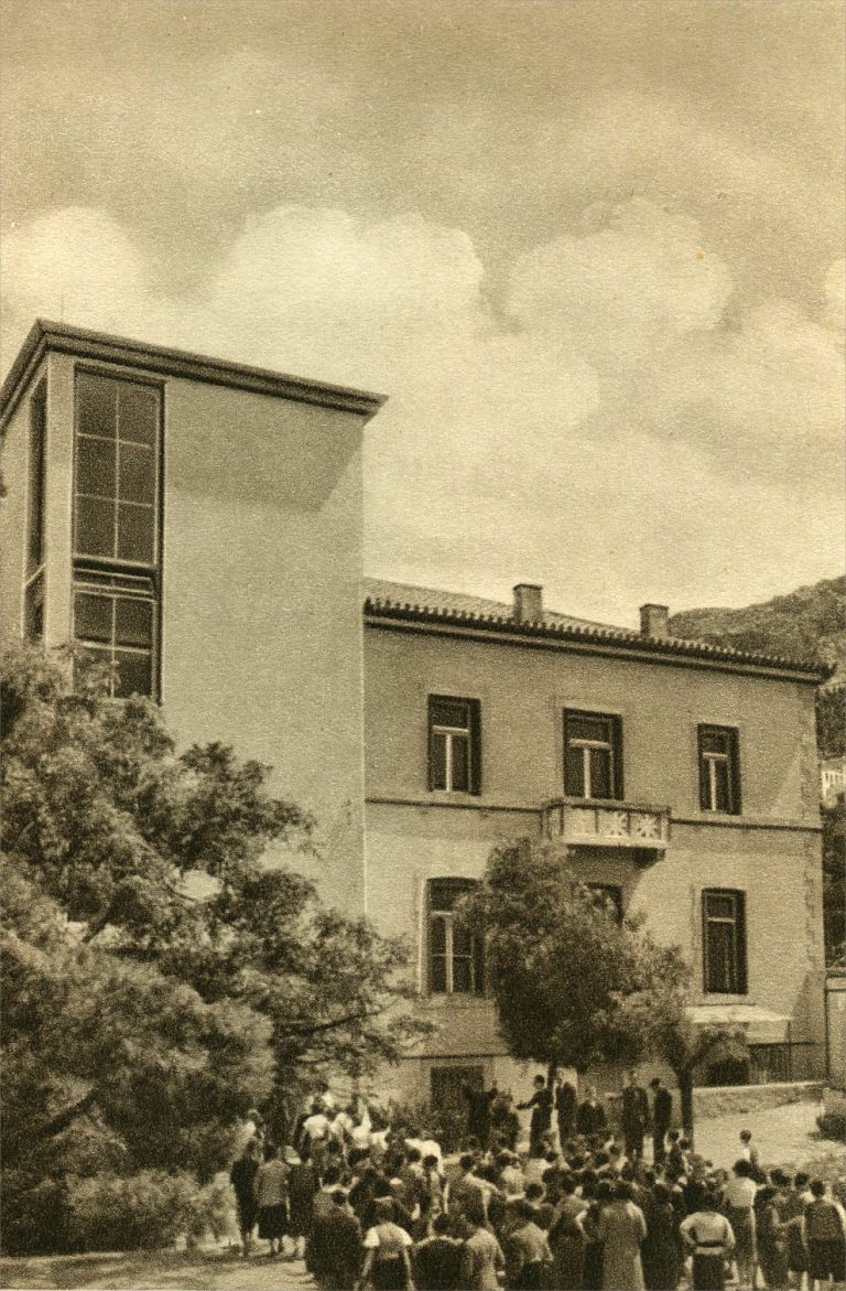 Μαθητές προσέρχονται στη Σχολή το 1938