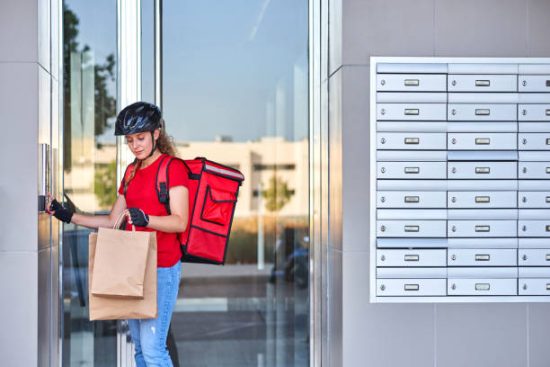 Smart lockers: Περίπου 8 στους 10 Έλληνες χρησιμοποιούν τις έξυπνες θυρίδες παραδόσεων