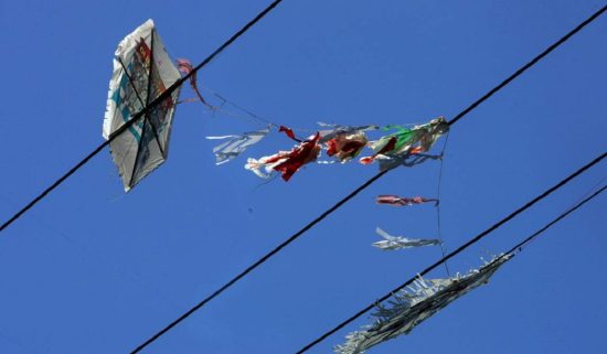 ΑΔΜΗΕ: Οδηγίες για το ασφαλές πέταγμα των χαρταετών