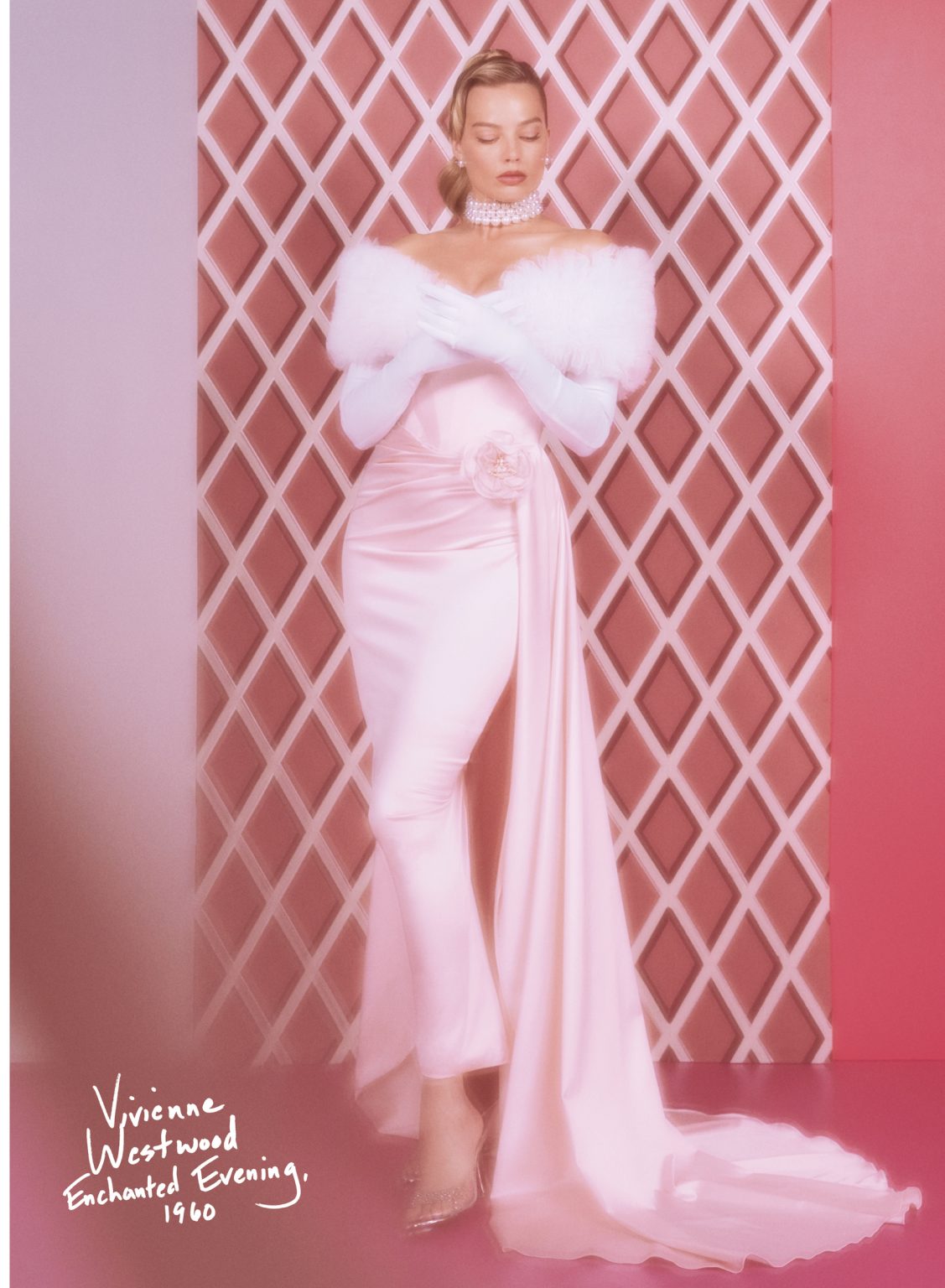 Η Μάργκοτ Ρόμπι με μακρύ φόρεμα σε απαλό ροζ χρώμα και με λευκό μποά από την Βίβιεν Γουέστγουντ 