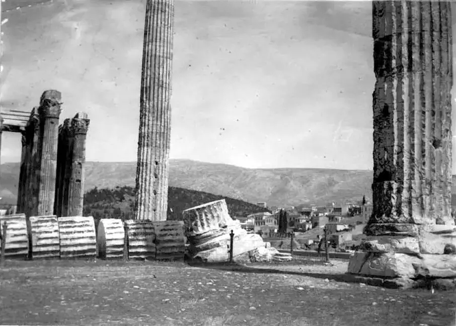 Ο κίονας που έπεσε στα μέσα του 19ου αιώνα, λίγα χρόνια μετά