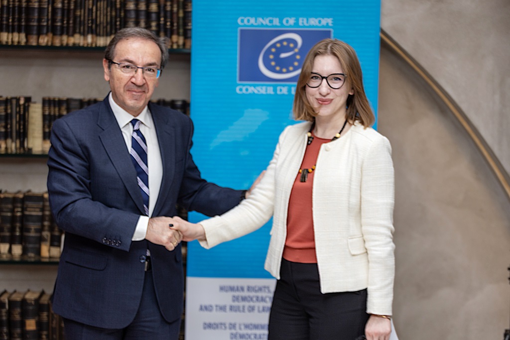 ο Υφυπουργός Δικαιοσύνης, Ιωάννης Μπούγας με την εκπρόσωπο του Συμβουλίου της Ευρώπης Anastasiia Saliuk