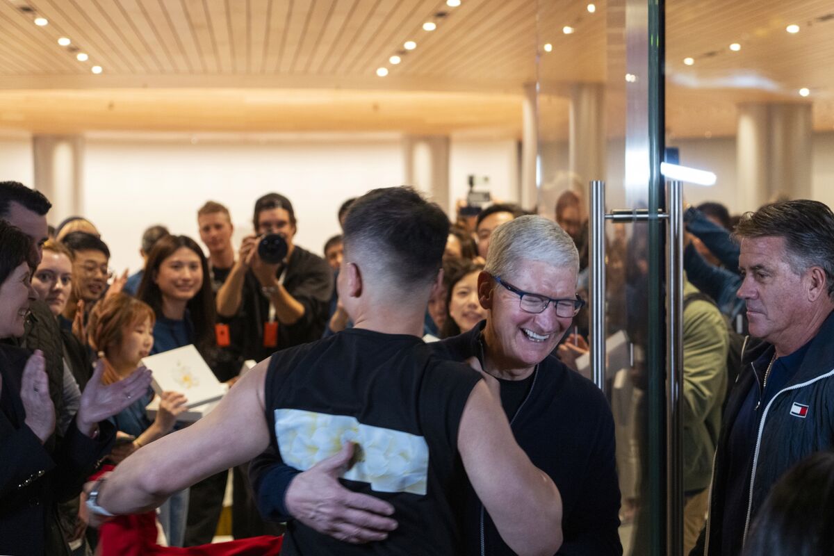 Ο Tim Cook χαιρετά εγκάρδια έναν πελάτη κατά τη διάρκεια των εγκαινίων του νέου καταστήματος της Apple στη Σαγκάη