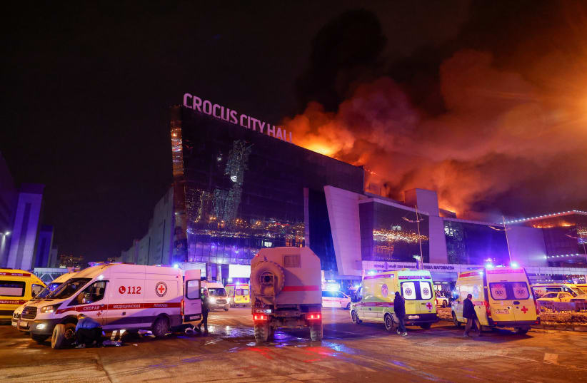 Το συναυλιακό κέντρο Crocus City Hall στη Μόσχα στις φλόγες μετά την πρώτη έκρηξη