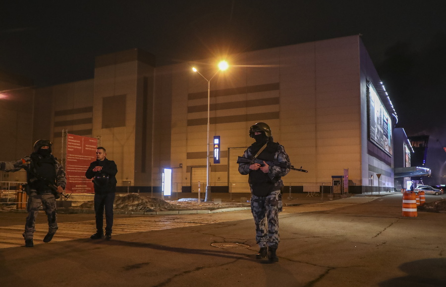 Ρώσοι αστυνομικοί έξω από το Crocus City Hall