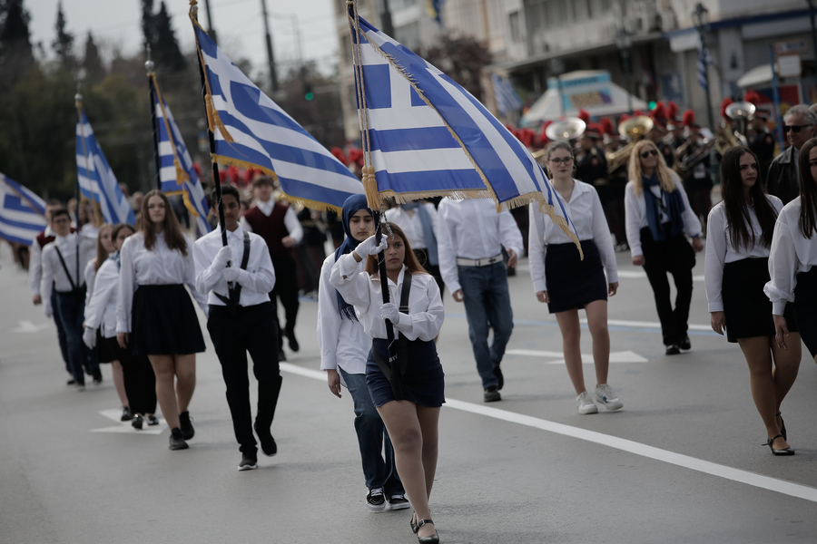 Μαθητές παρελαύνουν στην μαθητική παρέλαση, στο πλαίσιο του εορτασμού της εθνικής επετείου της 25ης Μαρτίου στο Σύνταγμα, Αθήνα, Κυριακή 24 Μαρτίου 2024. Τη Δευτέρα 25 Μαρτίου 2024, θα πραγματοποιηθούν στην Αττική εκδηλώσεις για τον εορτασμό της Εθνικής Επετείου της 25ης Μαρτίου του 1821, οι οποίες θα κορυφωθούν με την παρέλαση τμημάτων των Ενόπλων Δυνάμεων και των Σωμάτων Ασφαλείας μπροστά από το μνημείο του Αγνώστου Στρατιώτη, ενώπιον της Προέδρου της Ελληνικής Δημοκρατίας. ΑΠΕ-ΜΠΕ/ΑΠΕ-ΜΠΕ/ΚΩΣΤΑΣ ΤΣΙΡΩΝΗΣ