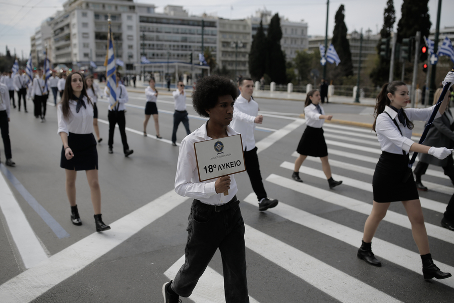 Μαθητές παρελαύνουν στην μαθητική παρέλαση, στο πλαίσιο του εορτασμού της εθνικής επετείου της 25ης Μαρτίου στο Σύνταγμα, Αθήνα, Κυριακή 24 Μαρτίου 2024. Τη Δευτέρα 25 Μαρτίου 2024, θα πραγματοποιηθούν στην Αττική εκδηλώσεις για τον εορτασμό της Εθνικής Επετείου της 25ης Μαρτίου του 1821, οι οποίες θα κορυφωθούν με την παρέλαση τμημάτων των Ενόπλων Δυνάμεων και των Σωμάτων Ασφαλείας μπροστά από το μνημείο του Αγνώστου Στρατιώτη, ενώπιον της Προέδρου της Ελληνικής Δημοκρατίας. ΑΠΕ-ΜΠΕ/ΑΠΕ-ΜΠΕ/ΚΩΣΤΑΣ ΤΣΙΡΩΝΗΣ