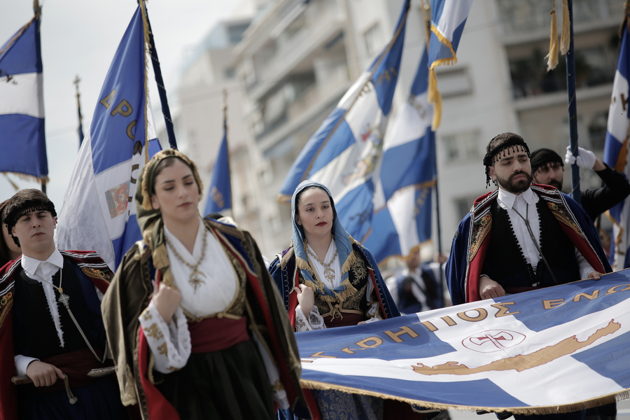 Μαθητές φορώντας παραδοσιακές στολές, παρελαύνουν στην μαθητική παρέλαση, στο πλαίσιο του εορτασμού της εθνικής επετείου της 25ης Μαρτίου στο Σύνταγμα, Αθήνα, Κυριακή 24 Μαρτίου 2024. Τη Δευτέρα 25 Μαρτίου 2024, θα πραγματοποιηθούν στην Αττική εκδηλώσεις για τον εορτασμό της Εθνικής Επετείου της 25ης Μαρτίου του 1821, οι οποίες θα κορυφωθούν με την παρέλαση τμημάτων των Ενόπλων Δυνάμεων και των Σωμάτων Ασφαλείας μπροστά από το μνημείο του Αγνώστου Στρατιώτη, ενώπιον της Προέδρου της Ελληνικής Δημοκρατίας. ΑΠΕ-ΜΠΕ/ΑΠΕ-ΜΠΕ/ΚΩΣΤΑΣ ΤΣΙΡΩΝΗΣ
