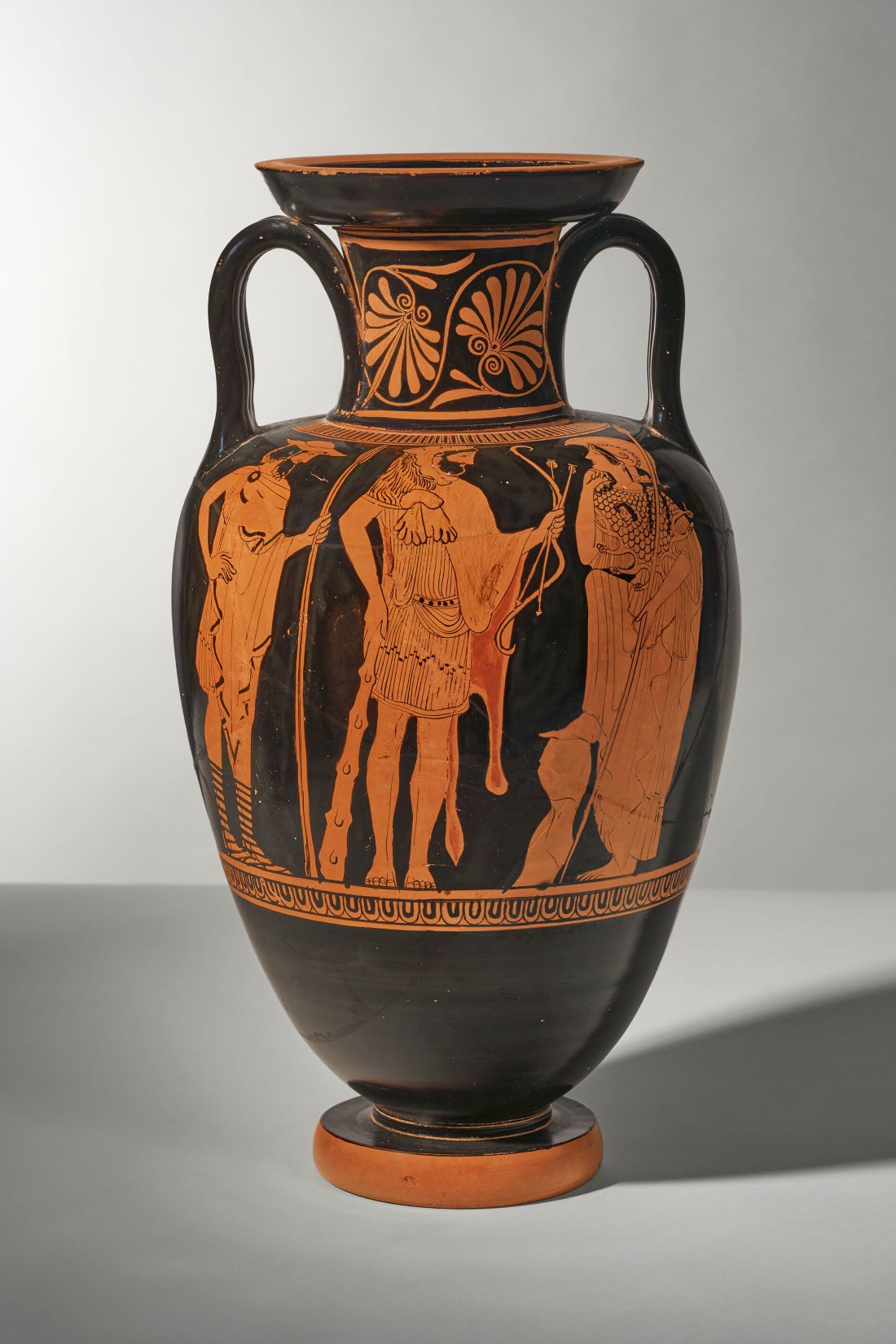 Αμφορέας (450 π.Χ.) που αποδίδεται στον Ζωγράφο της Ναυσικάς και απεικονίζει τον ήρωα Ηρακλή ανάμεσα στον Ιόλαο και τη θεά Αθηνά