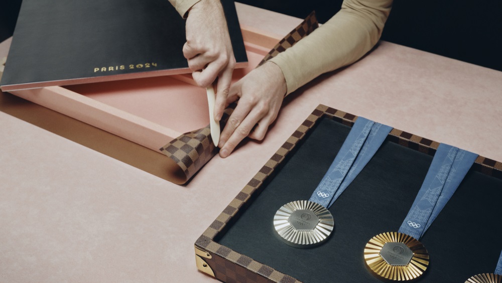 Οι τεχνίτες της Louis Vuitton επί το έργον