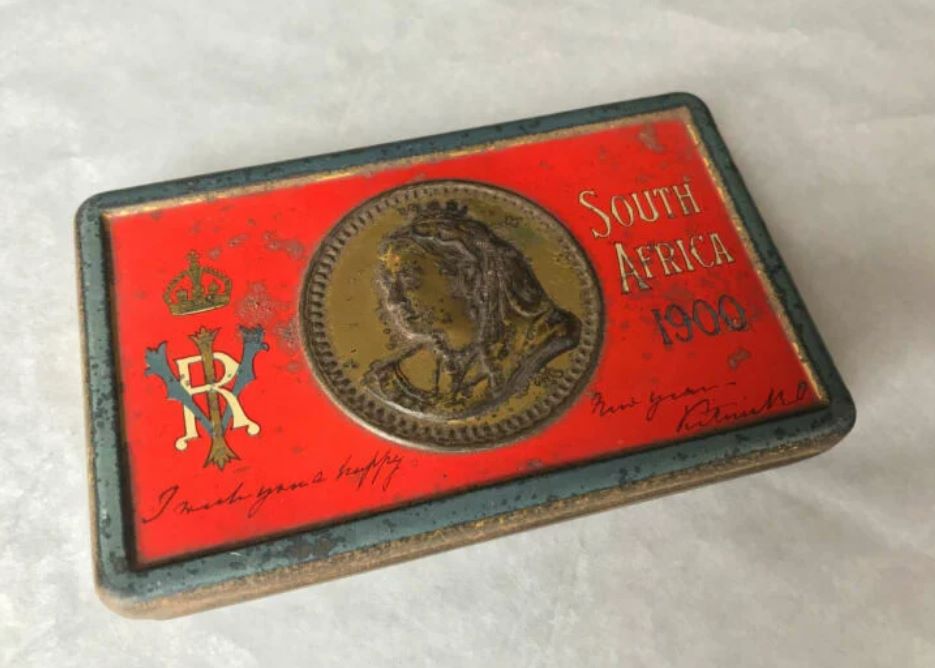 Η συσκευασία της σοκολάτας του 1900 που βρέθηκε μέσα σε κράνος στρατιώτη στο Νόρφολκ της Αγγλίας
