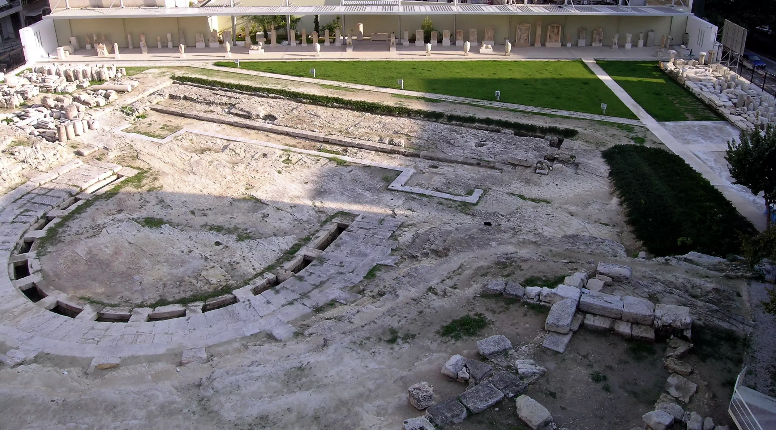 Το αρχαίο θέατρο Ζέας σε επαφή με το Αρχαιολογικό Μουσείο - «Ποσειδώνια»