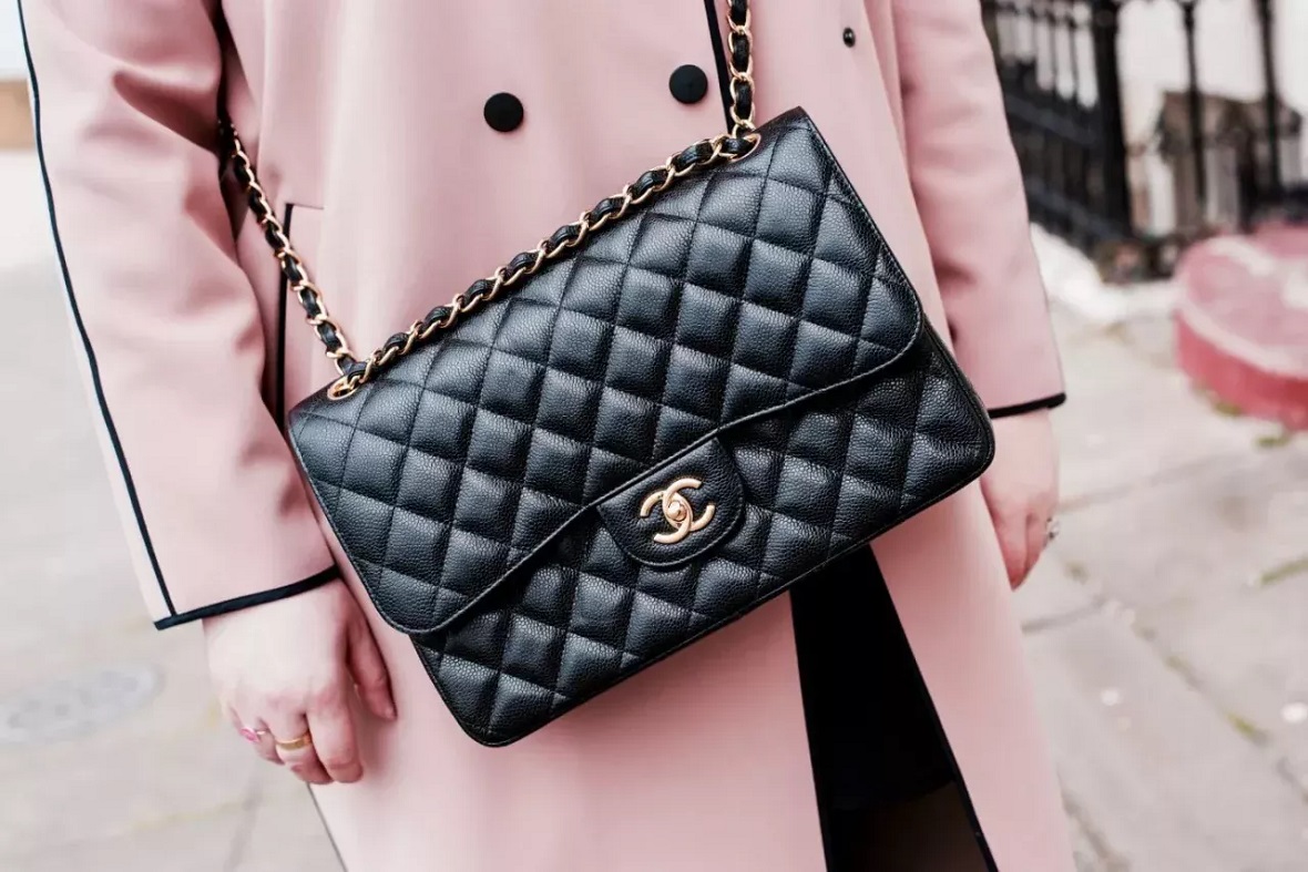 Η εμβληματική flap bag της Chanel