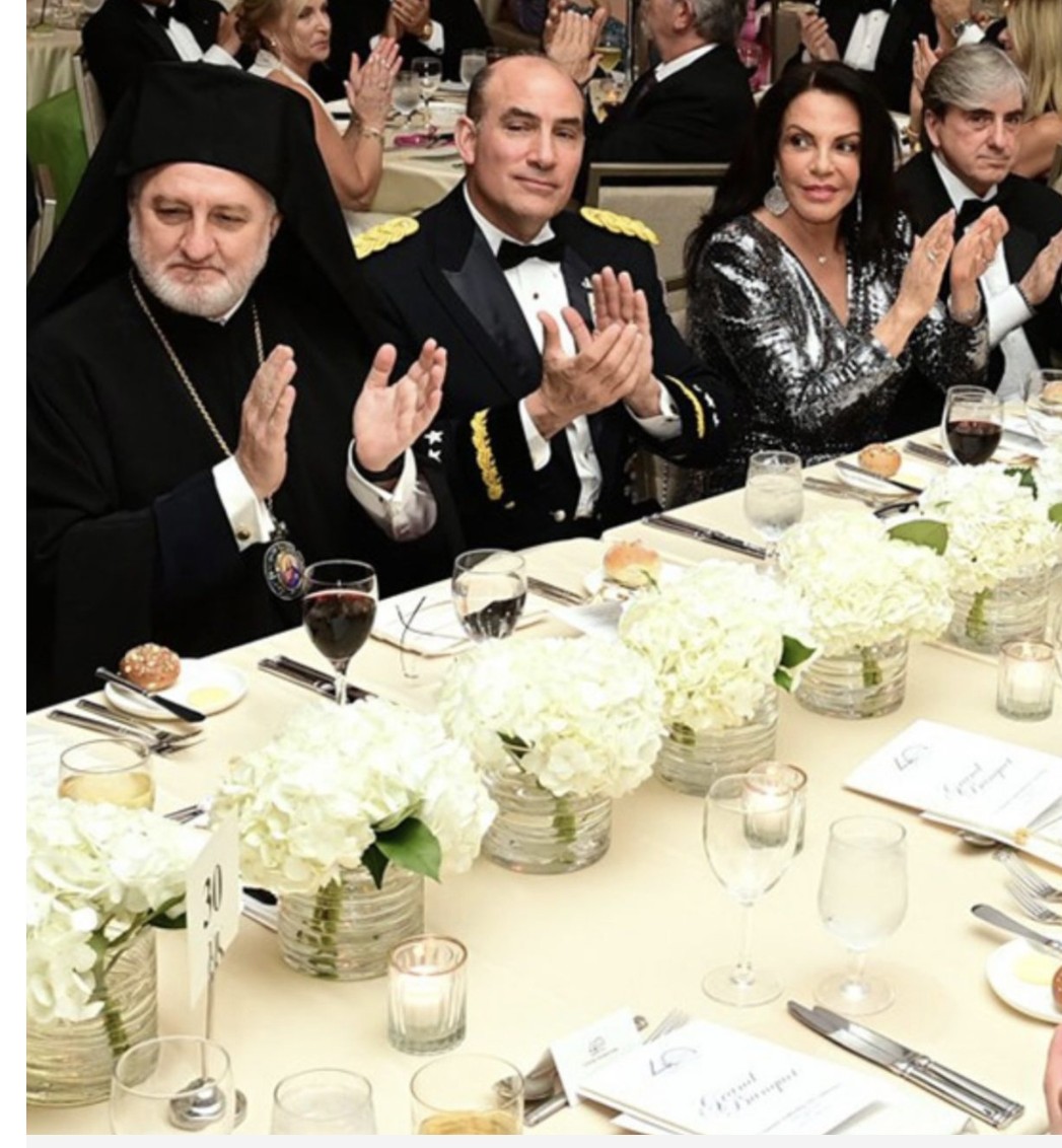 H Κατερίνα Παναγοπούλου στο επίσημο δείπνο με τον Αρχιεπίσκοπο Αμερικής Ελπιδοφόρο, τον Στρατηγό Ανδρέα Πόππα, ενώ στα δεξιά της κάθεται ο Δρ. Λεωνίδας Πλατανιάς