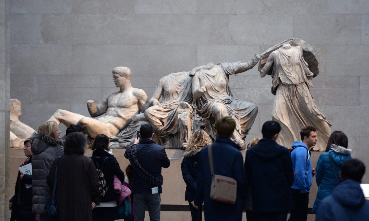Επισκέπτες του Βρετανικού Μουσείου θαυμάζουν τα Γλυπτά του Παρθενώνα