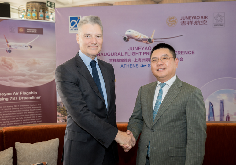 Ο κ. Γιάννης Παράσχης, Διευθύνων Σύμβουλος (CEO), ΔΑΑ και ο Wang Junjin, Πρόεδρος της Juneyao Air