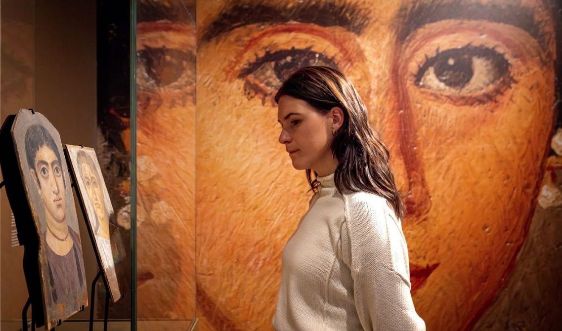 Άποψη της έκθεσης «Πρόσωπο με πρόσωπο: Οι άνθρωποι πίσω από τα πορτρέτα τους» στο Μουσείο Άλαρντ Πίρσον