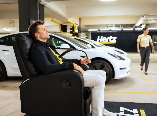 Στιγμιότυπο από μια διαφήμιση της Hertz με τον Brady