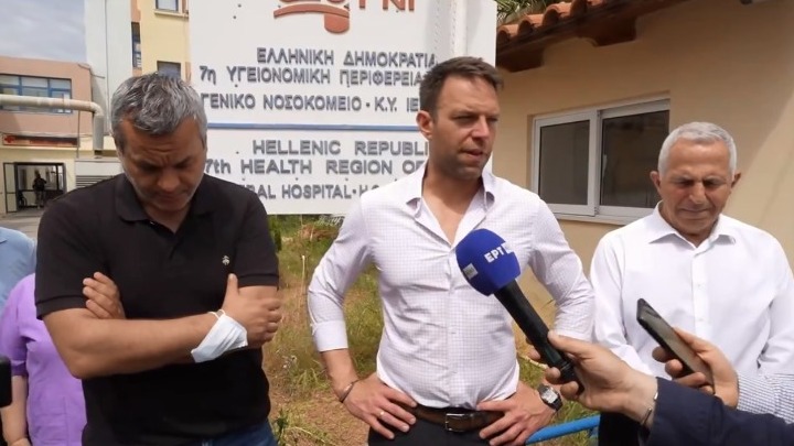 Ο Στέφανος Κασσελάκης μιλά σε δημοσογράφους έξω από το νοσοκομείο ιεραπετρας