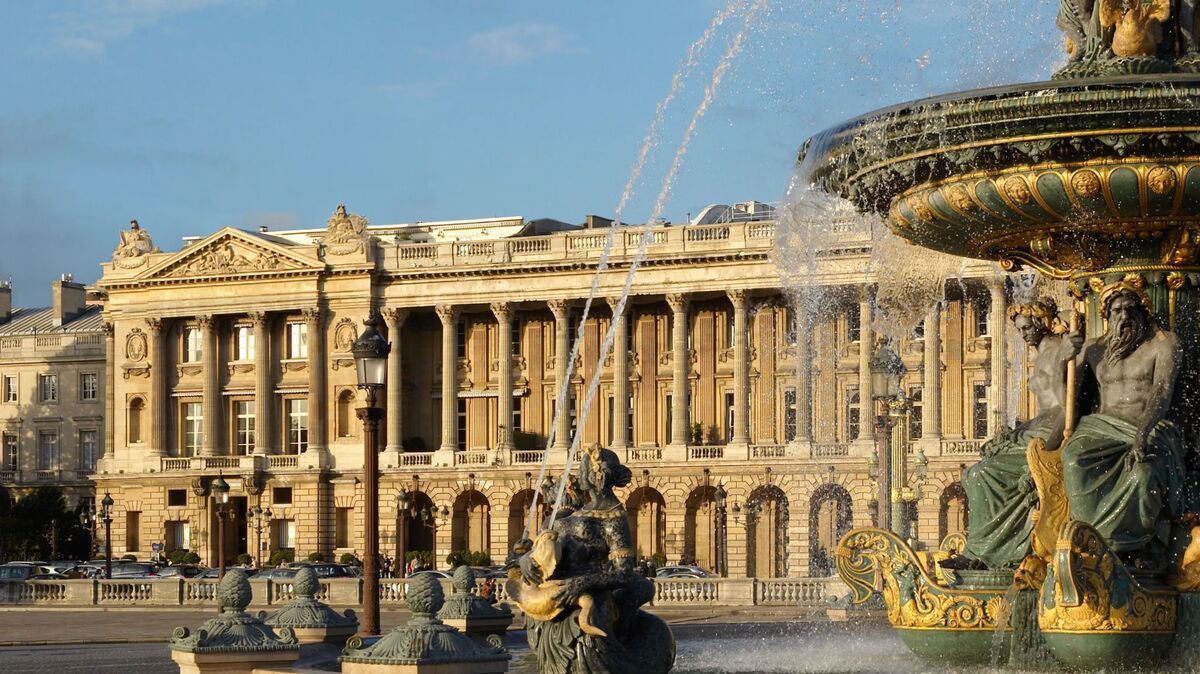 Η πρόσοψη του Hôtel de Crillon, ακριβώς έξω από την Place de la Concorde