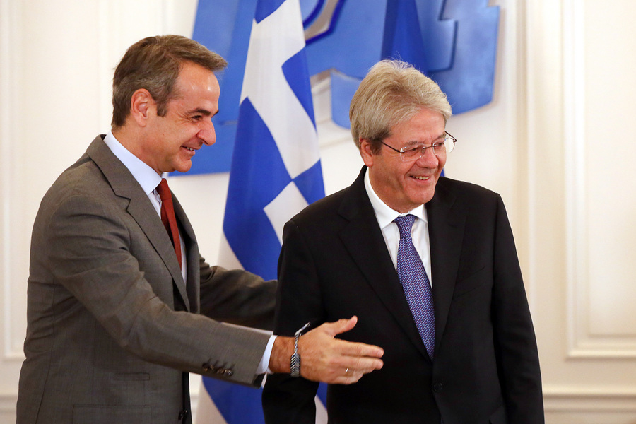 Ο πρωθυπουργός Κυριάκος Μητσοτάκης υποδέχεται τον επίτροπο Οικονομίας της ΕΕ Paolo Gentiloni κατά τη συνάντησή τους στο Μέγαρο Μαξίμου (ΑΠΕ-ΜΠΕ)