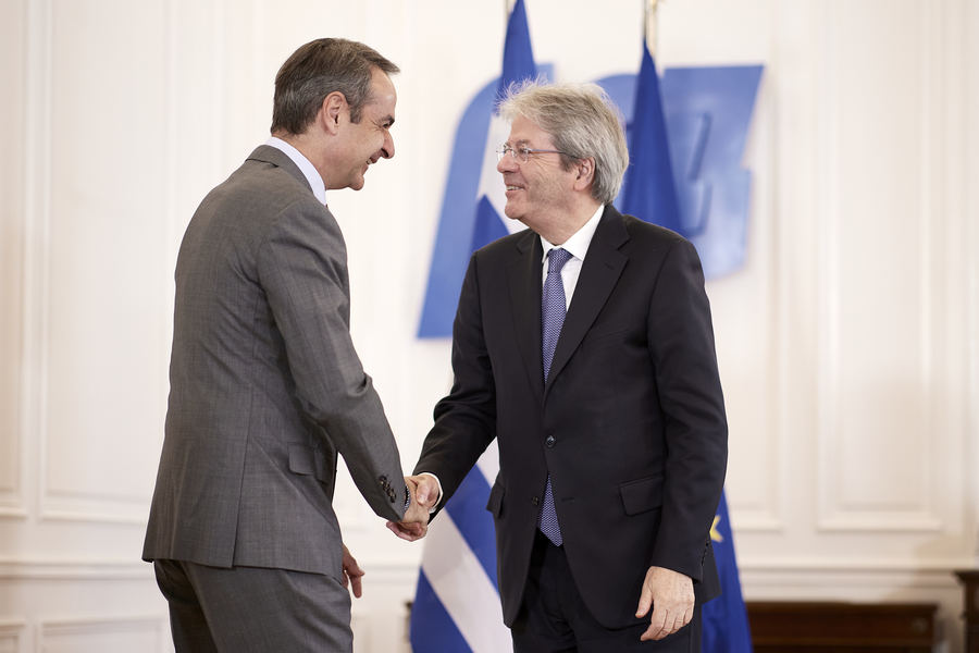 Ο πρωθυπουργός Κυριάκος Μητσοτάκης υποδέχεται τον επίτροπο Οικονομίας της ΕΕ Paolo Gentiloni κατά τη συνάντησή τους στο Μέγαρο Μαξίμου