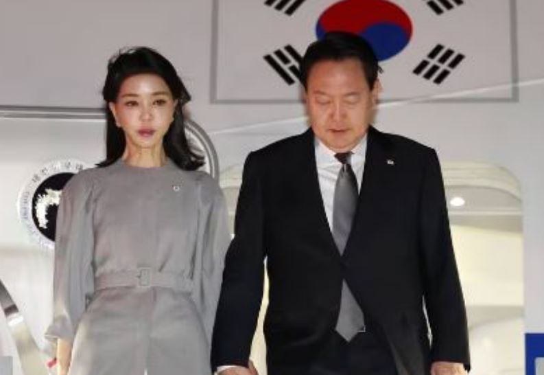 Ο πρόεδρος της Νότιας Κορέας Yoon Suk-yeol και η πρώτη κυρία Kim Keon-hee