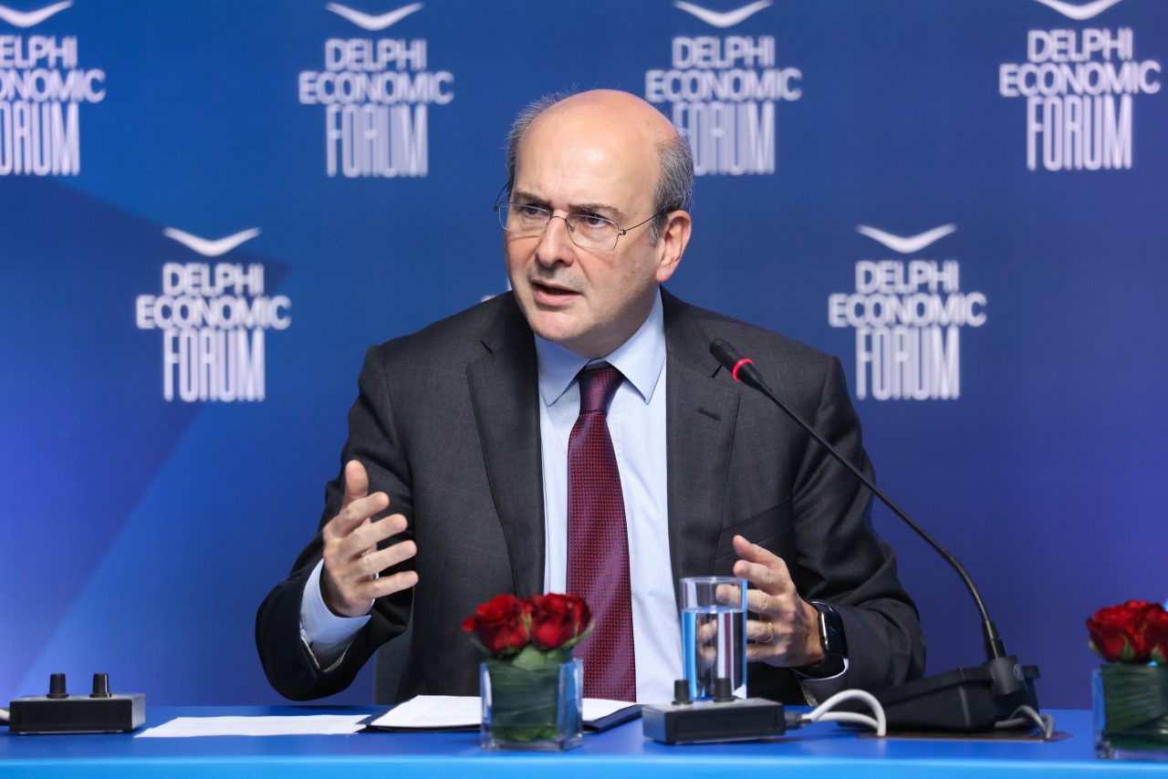 O υπουργός Εθνικής Οικονομίας και Οικονομικών Κωστής Χατζηδάκης στο 9ο Οικονομικό Φόρουμ Δελφών