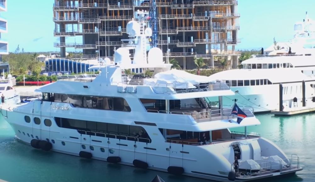 Το Super-Yacht του James Bond στο «Casino Royale» αγκυροβολεί στις Μπαχάμες