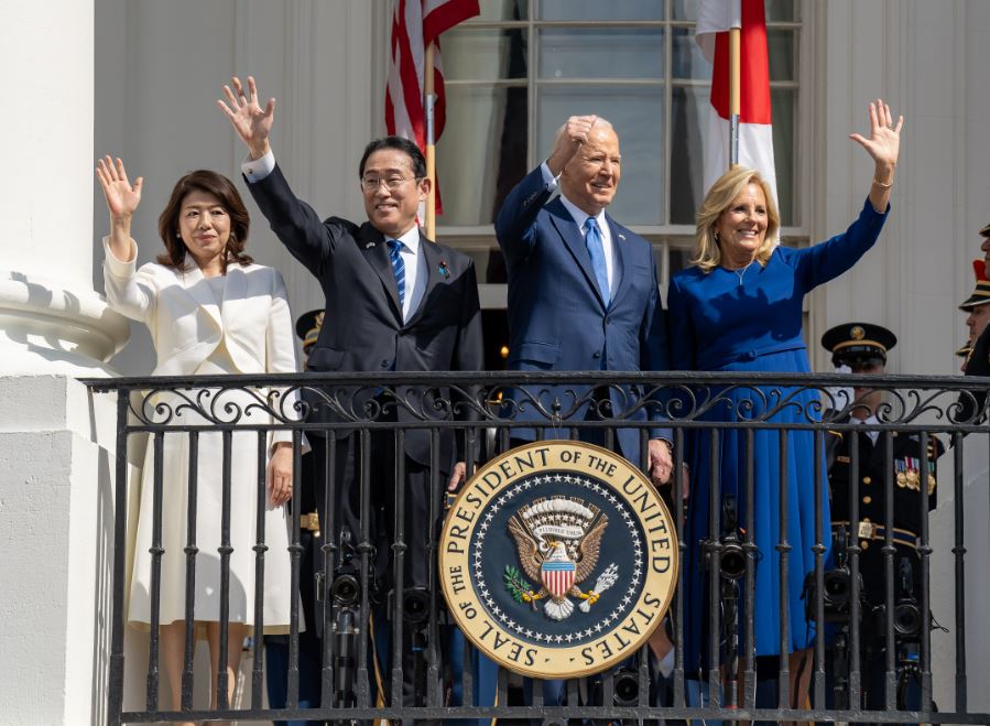 Ο πρόεδρος των ΗΠΑ Τζο Μπάιντεν και ο πρωθυπουργός της Ιαπωνίας Φούμιο Κισίντα με τις συζύγους τους στον Λευκό Οίκο