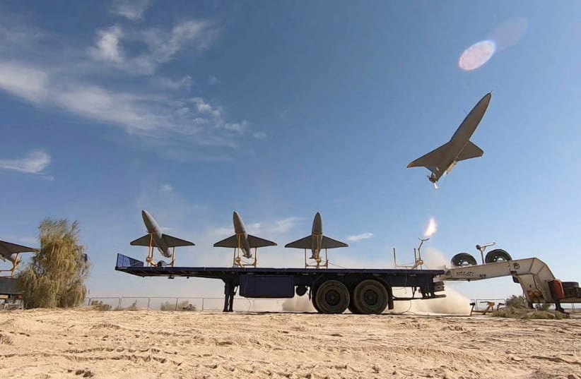 Ιρανικά μη επανδρωμένα αεροσκάφη απογειώνονται από πλατφόρμα, σε άσκηση στο Ιράν
