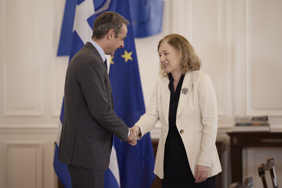 Ο πρωθυπουργός Κυριάκος Μητσοτάκης υποδέχεται την αντιπρόεδρο της Ευρωπαϊκής Επιτροπής Věra Jourová, στο Μέγαρο Μαξίμου