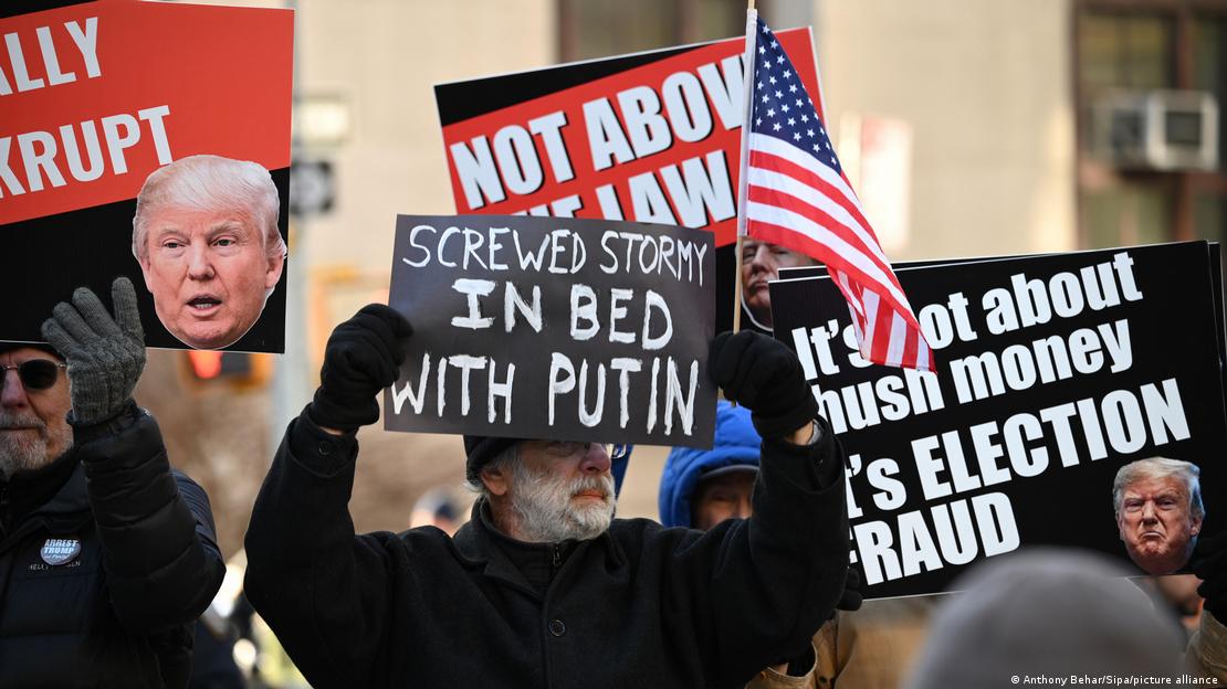 Αντίπαλοι του πρώην προέδρου διαδηλώνουν μπροστά από ποινικό δικαστήριο της Νέας Υόρκης| Πηγή φωτογραφίας: Anthony Behar/Sipa/picture alliance