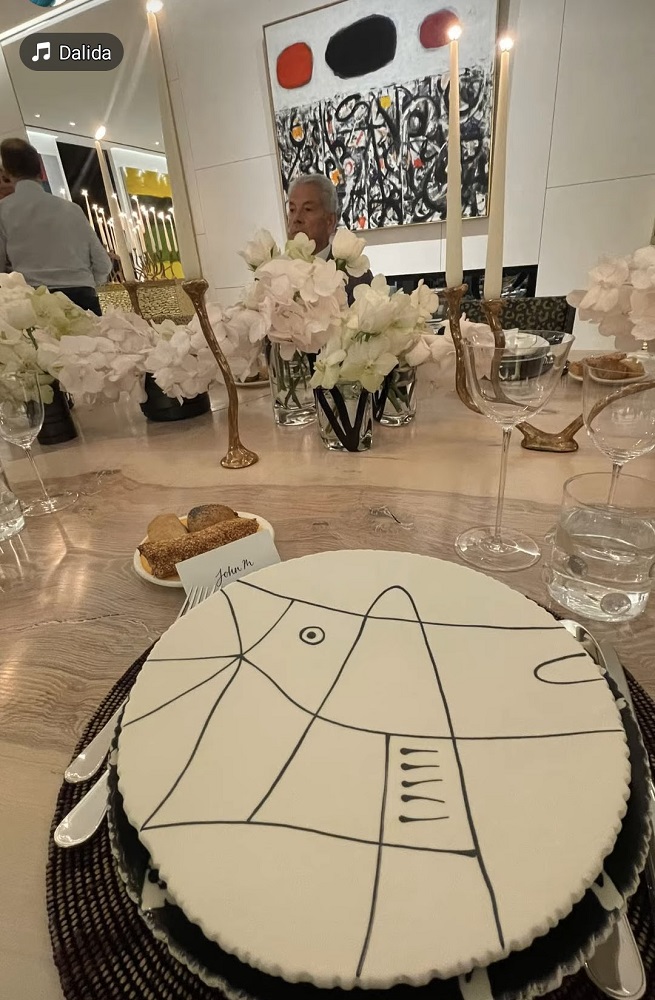 Το art de la table με πιάτα έργα τέχνης
