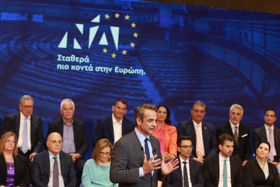 Ο Κυριάκος Μητσοτάκης μιλά μπροστά στους υποψήφιους ευρωβουλετές της ΝΔ