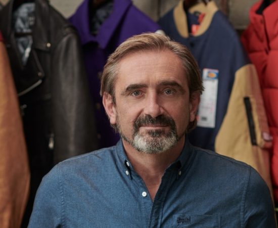 Superdry: Γιατί αποχωρεί από το χρηματιστήριο του Λονδίνου – Βουτιά της μετοχής σχεδόν 30%