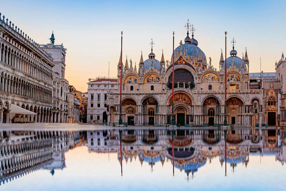 Η Βασιλική του Αγίου Μάρκου στην Βενετία, όπως αντικαθρεφτίζεται στην πλημμυρισμένη πλατεία στη Βενετία