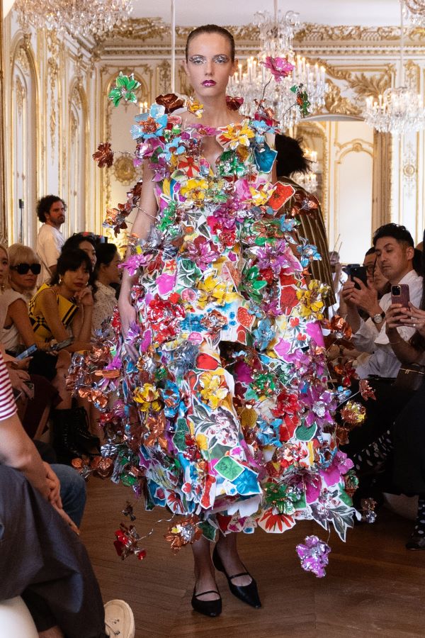 Φόρεμα καλυμμένο εξ ολοκλήρου με φλοράλ μοτίβα