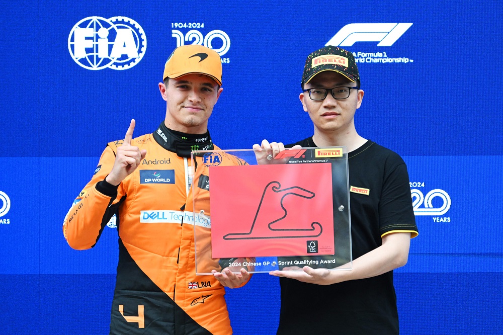 Ο Νόρις έλαβε το βραβείο Pirelli Sprint Qualifying Award από τον Qiu Xin, έναν τυχερό Κινέζο οπαδό, που επιλέχθηκε μέσω ενός διαγωνισμού που διεξήχθη τις τελευταίες εβδομάδες στο Weibo.