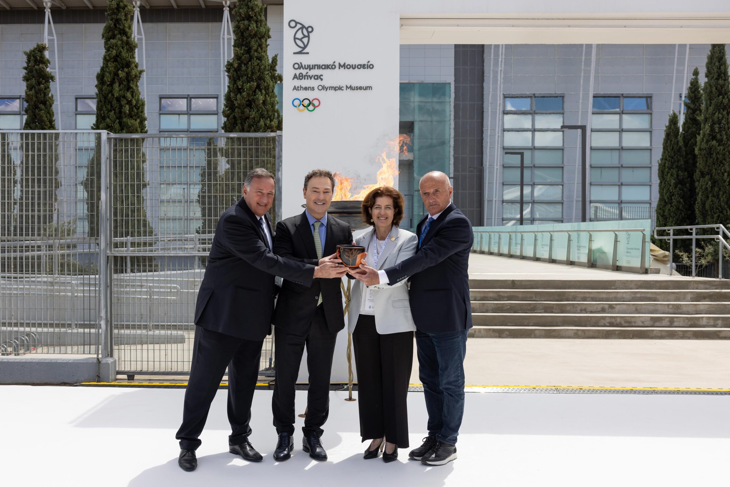 Ο CEO της Lamda Development, Οδυσσέας Αθανασίου, η Πρέσβης της Γαλλίας, Laurence Auer, o Πρόεδρος της Ελληνικής Ολυμπιακής Επιτροπής, Σπύρος Καπράλος και ο Πρόεδρος της Επιτροπής Ολυμπιακής Λαμπαδηδρομίας, Θανάσης Βασιλειάδης