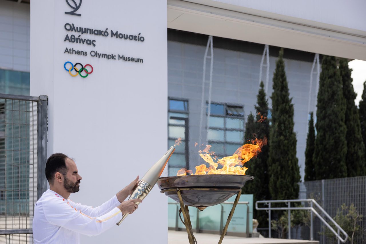 Μια λιτή, υψηλού συμβολισμού τελετή που πραγματοποιήθηκε το Σάββατο 20 Απριλίου, το Ολυμπιακό Μουσείο της Αθήνας, συνδέθηκε ως τμήμα της Ολυμπιακής Λαμπαδηδρομίας των XXXIII Ολυμπιακών Αγώνων «ΠΑΡΙΣΙ 2024»
