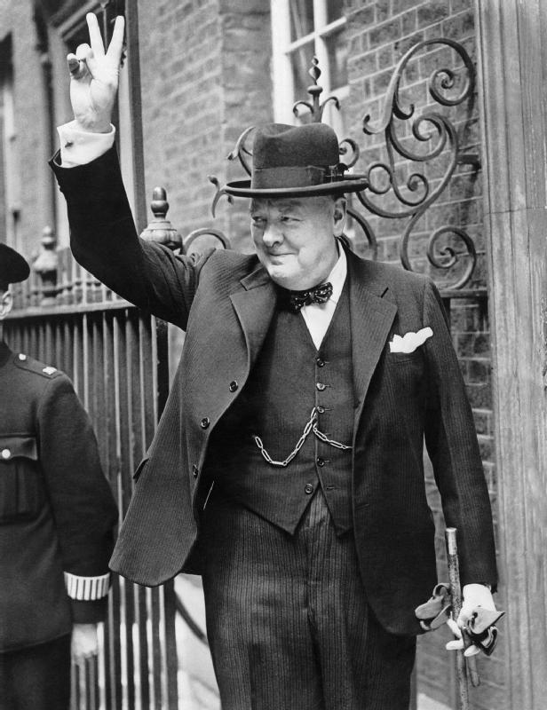 Ο Ουίνστον Τσόρτσιλ κάνοντας το σήμα της νίκης, το 1943