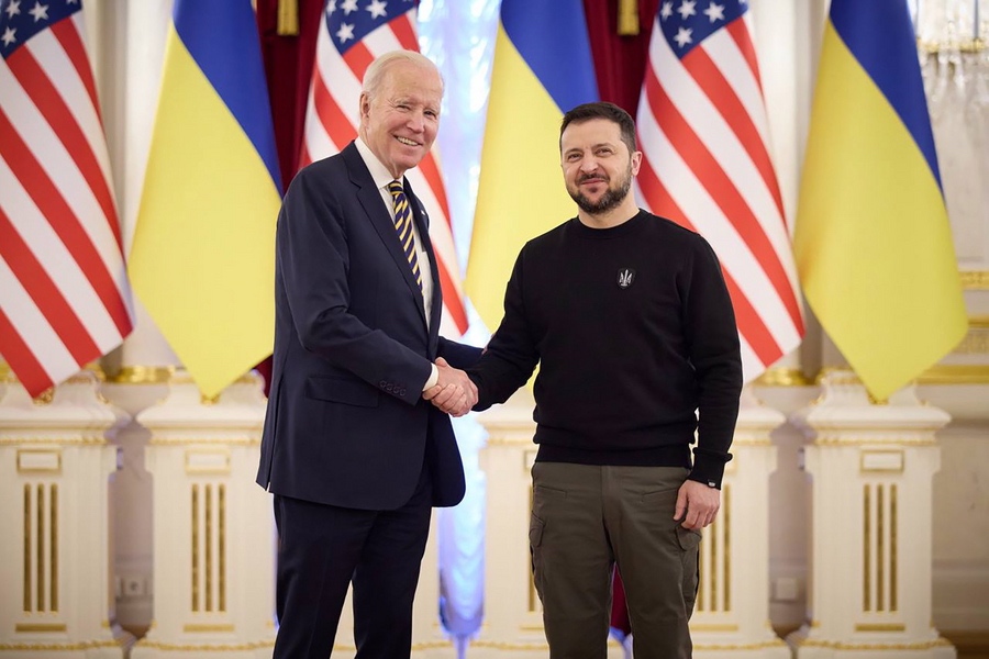 Ο πρόεδρος των ΗΠΑ Τζο Μπάιντεν και ο πρόεδρος της Ουκρανίας, Βολοντίμιρ Ζελένσκι