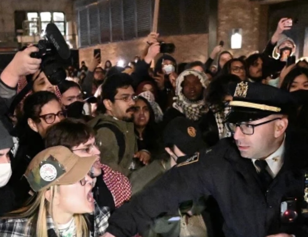 Περισσότεροι από 130 άτομα συνελήφθησαν κατά τη διάρκεια της νύχτας μπροστά από τις εγκαταστάσεις του πανεπιστημίου NYU