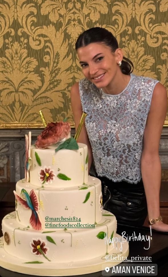 Η Δήμητρα Κούστα με την τούρτα γενεθλίων της στη Βενετία