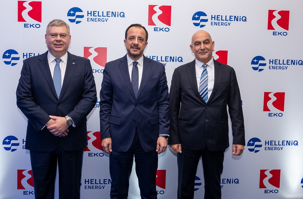 (Από αριστερά), ο Διευθύνων Σύμβουλος της HELLENiQ ENERGY κ. Ανδρέας Σιάμισιης, ο Πρόεδρος της Κυπριακής Δημοκρατίας κ. Νίκος Χριστοδουλίδης και ο Διευθύνων Σύμβουλος της EKO Κύπρου κ. Γιώργος Γρηγοράς. Ο Πρόεδρος της Κυπριακής Δημοκρατίας κ. Νίκος Χριστοδουλίδης απευθύνει ομιλία στους προσκεκλημένους. Ο CEO της HELLENiQ ENERGY κ. Ανδρέας Σιάμισιης ανακοινώνει τη δημιουργία της ΕΚΟ Energy.